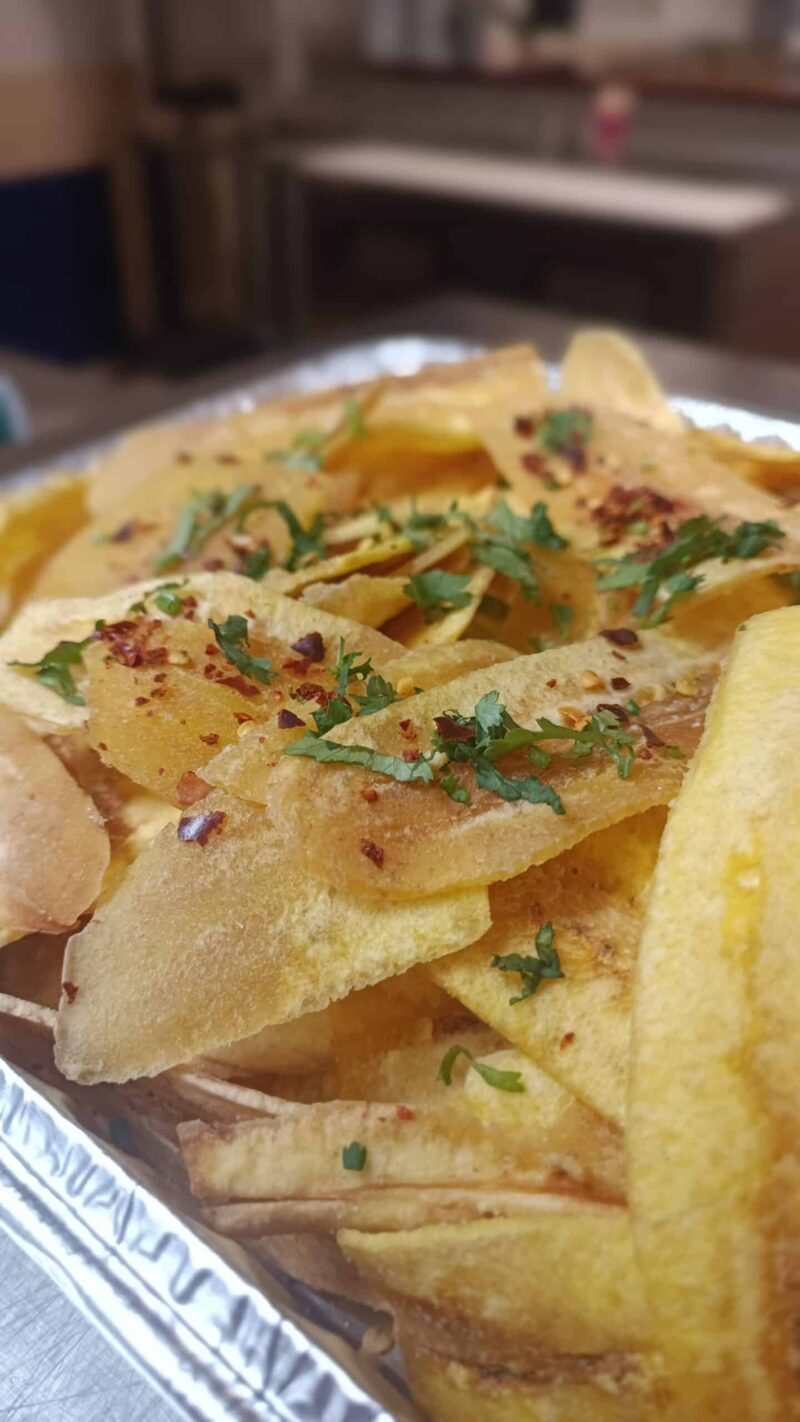 crispy plantain chips tray, topped with cilantro, cheese and chili flakes. Perfect as an snack.